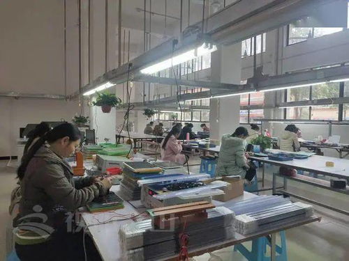 家门口建起电子厂 西畴农村群众秒变上班族